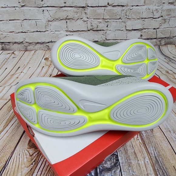 Nike Lunarcharge Essential athletic shoes New - Picture 5 of 9